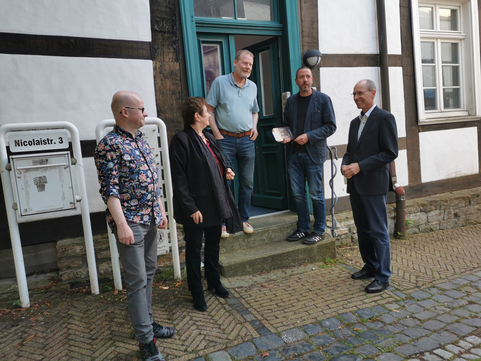Vor dem Nicolaihaus, warten auf die Gäste. V.l.n.r: Leslie Sternenfeld, Kriszti Kiss, Georg Nies (OCM Verlag), Heiner Remmert (Leiter WLB) und Thomas Eicher (Melange e.V.)